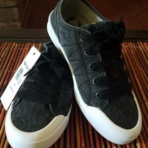 NIB size 9.5 Black Roxy Thalia Canvas Sneakers